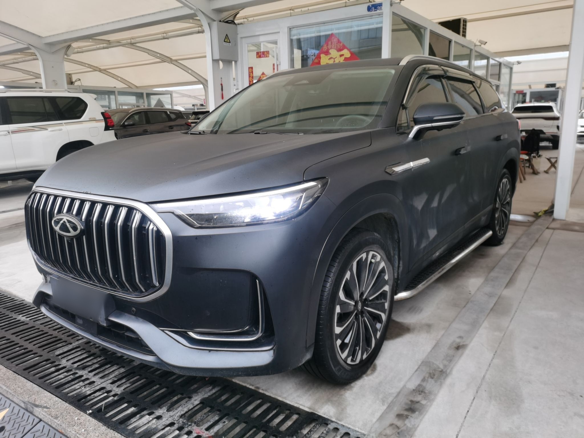 Под передней частью автомобиля