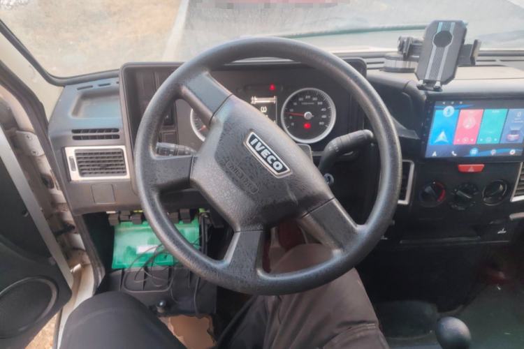 Used Iveco Daily 2021 2.5T A40 M1 Passenger Van 5-9 Seats Long Wheelbase Mid-Roof Design Dual Tires Manual Doors