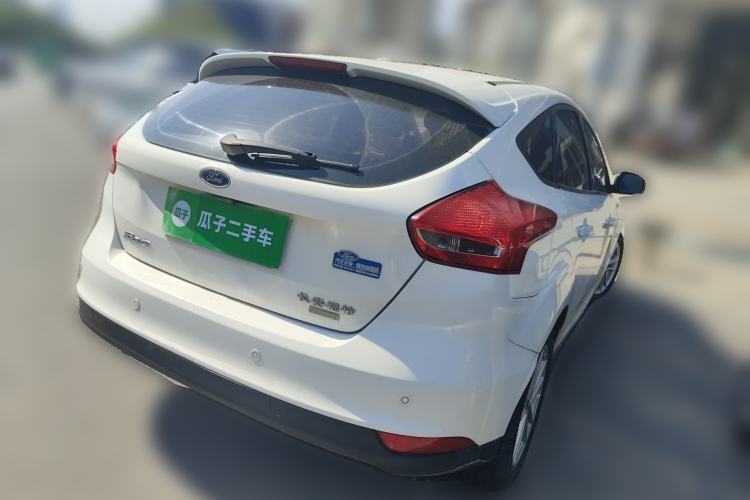 Used Ford Focus 2015 Hatchback EcoBoost 125 Automatic Supreme Style Edition Rear Right 45 Deg