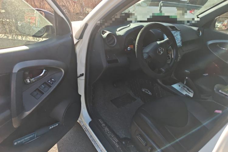 Used Toyota RAV4 2012 Luxurious 2.4L Automatic 4x4 with Stylish Features
