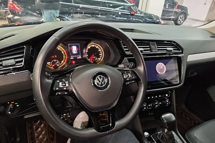 Used Volkswagen Tiguan L 2019 Updated Version 330TSI Automatic Two-Wheel Drive Panoramic Comfort Edition China VI Standard Center Console