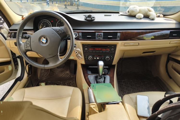 Used BMW 3 Series 2010 320i Luxury Model Center Console