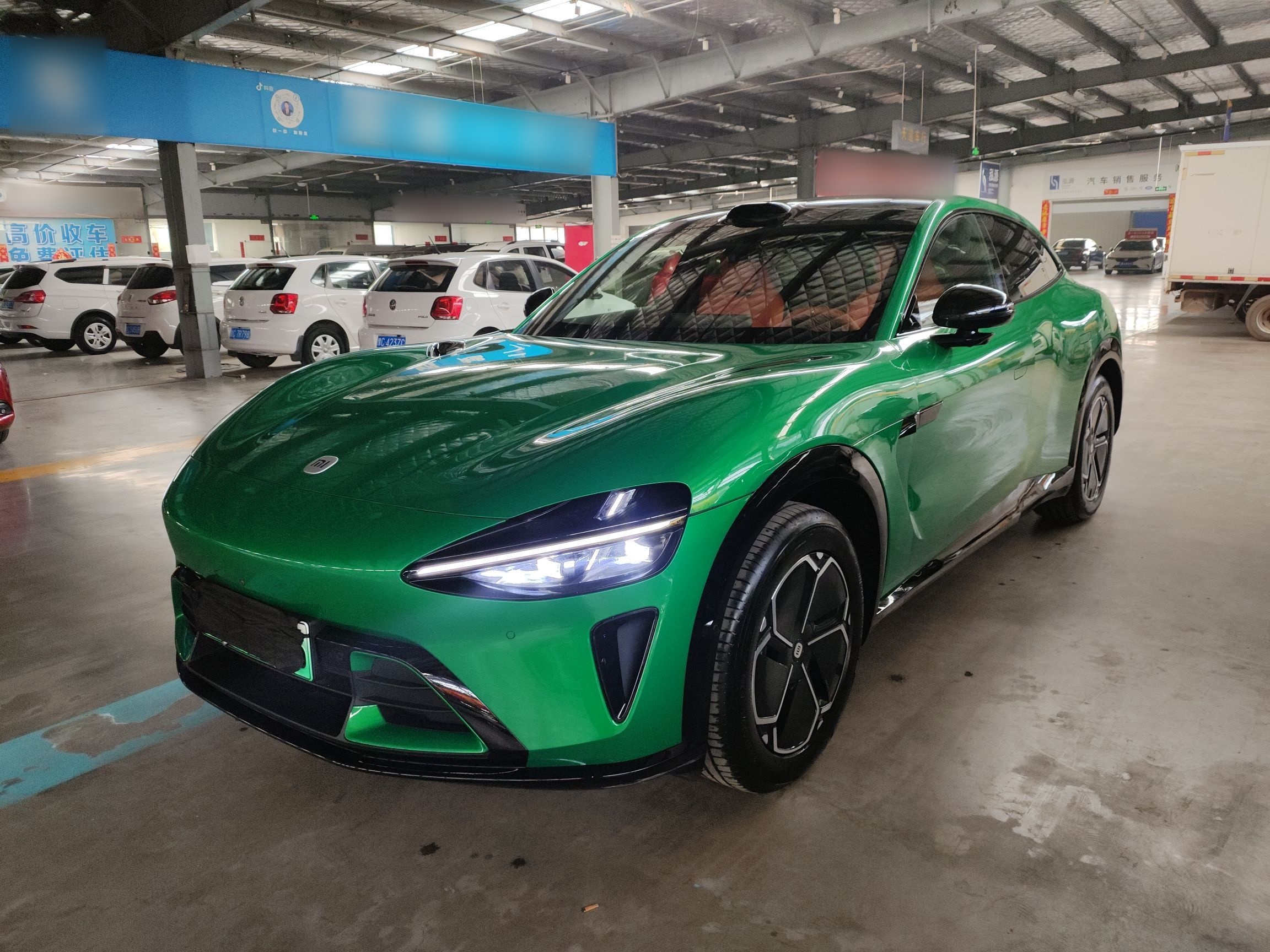 تحت مقدمة السيارة