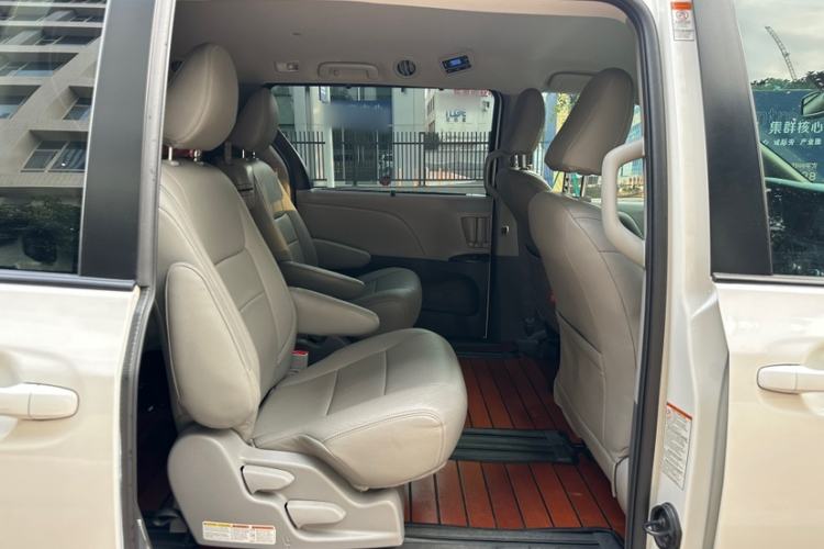 Used Toyota Sienna 2019 3.5L Two-Wheel Drive LE Trim 7 Seats U.S. Specification
