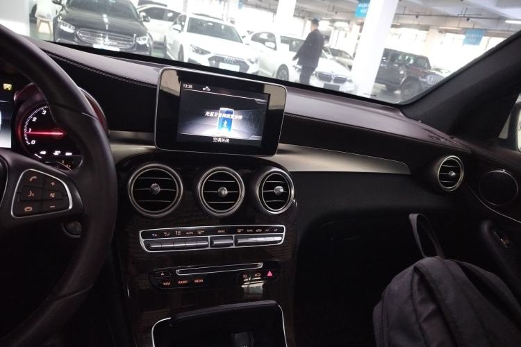 Used Mercedes-Benz GLC 2019 GLC 260 4MATIC Dynamic Edition Center Console