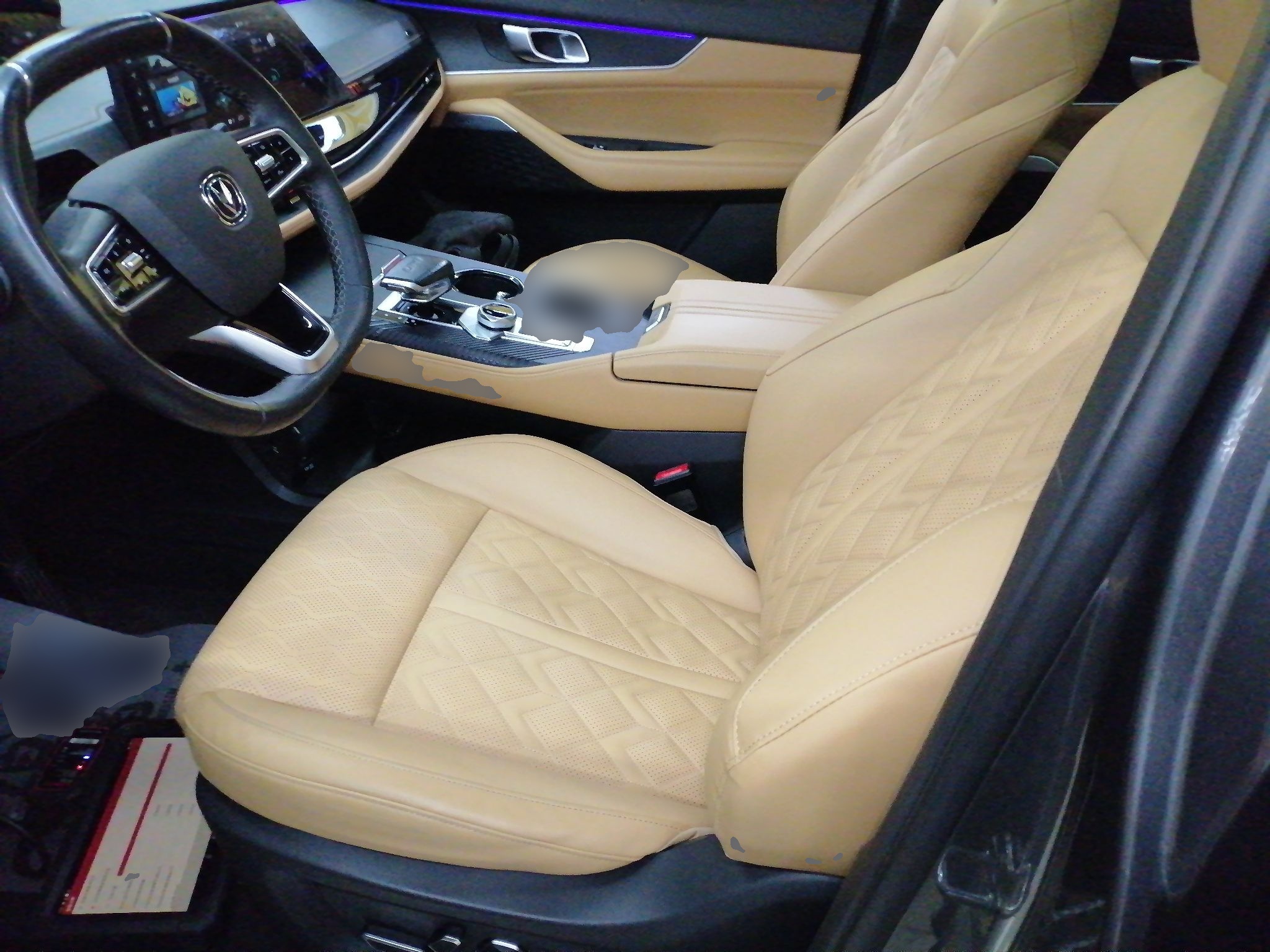 المقاعد الأمامية داخل السيارة