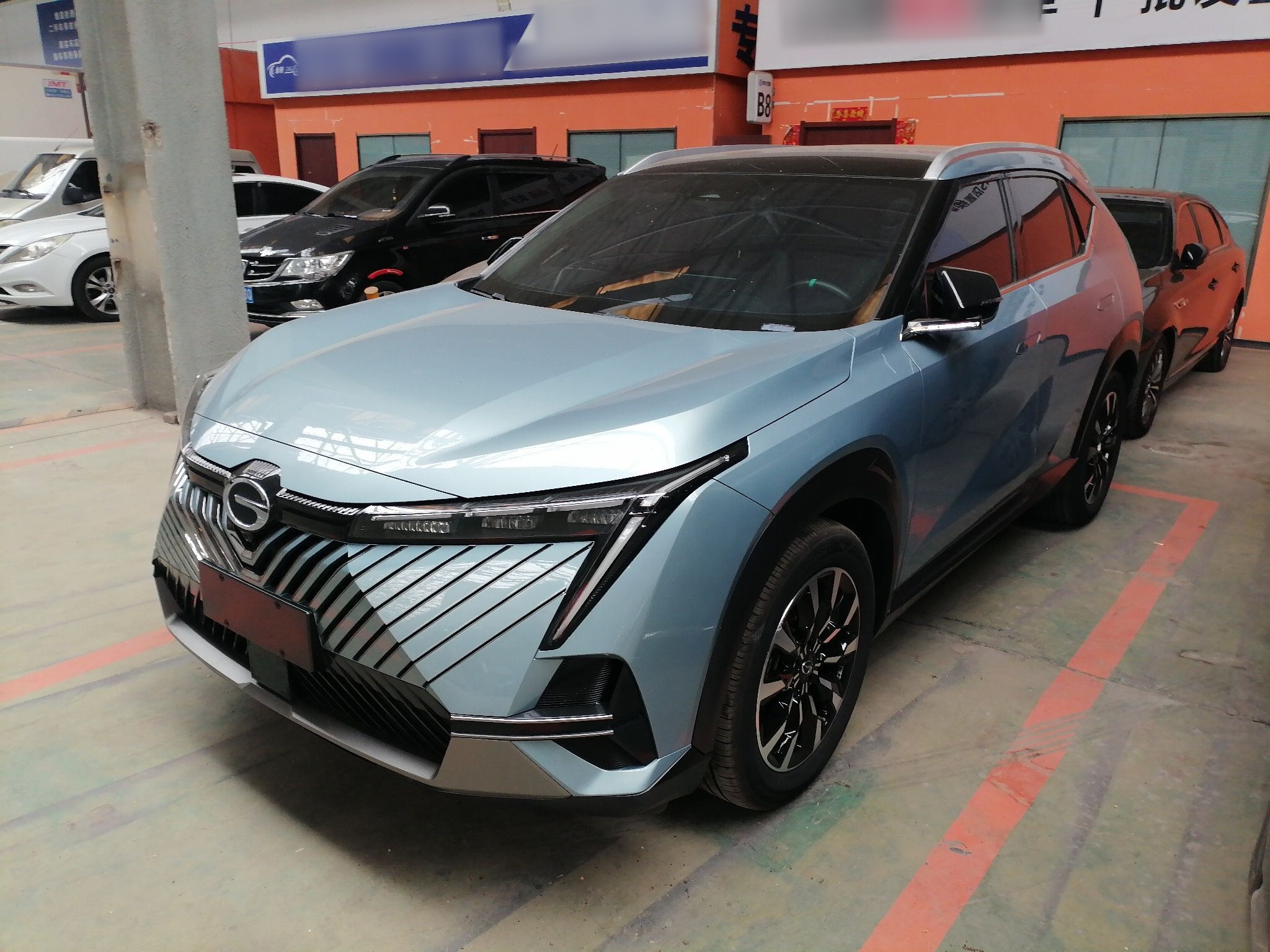 تحت مقدمة السيارة