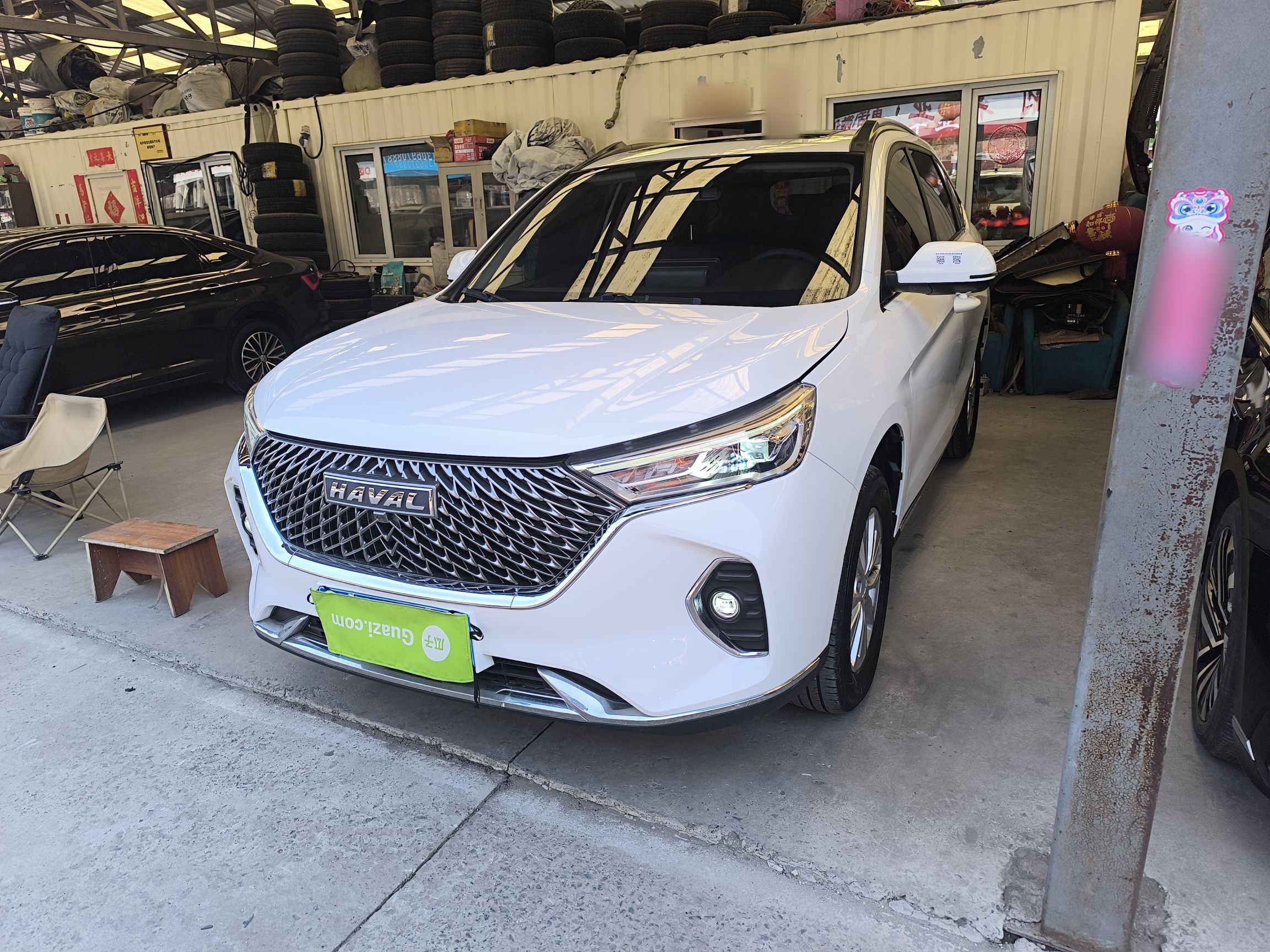 تحت مقدمة السيارة