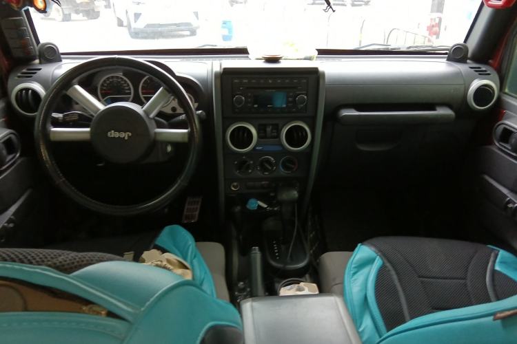Used Jeep Wrangler 2008 3.8L Sahara two-door model Center Console