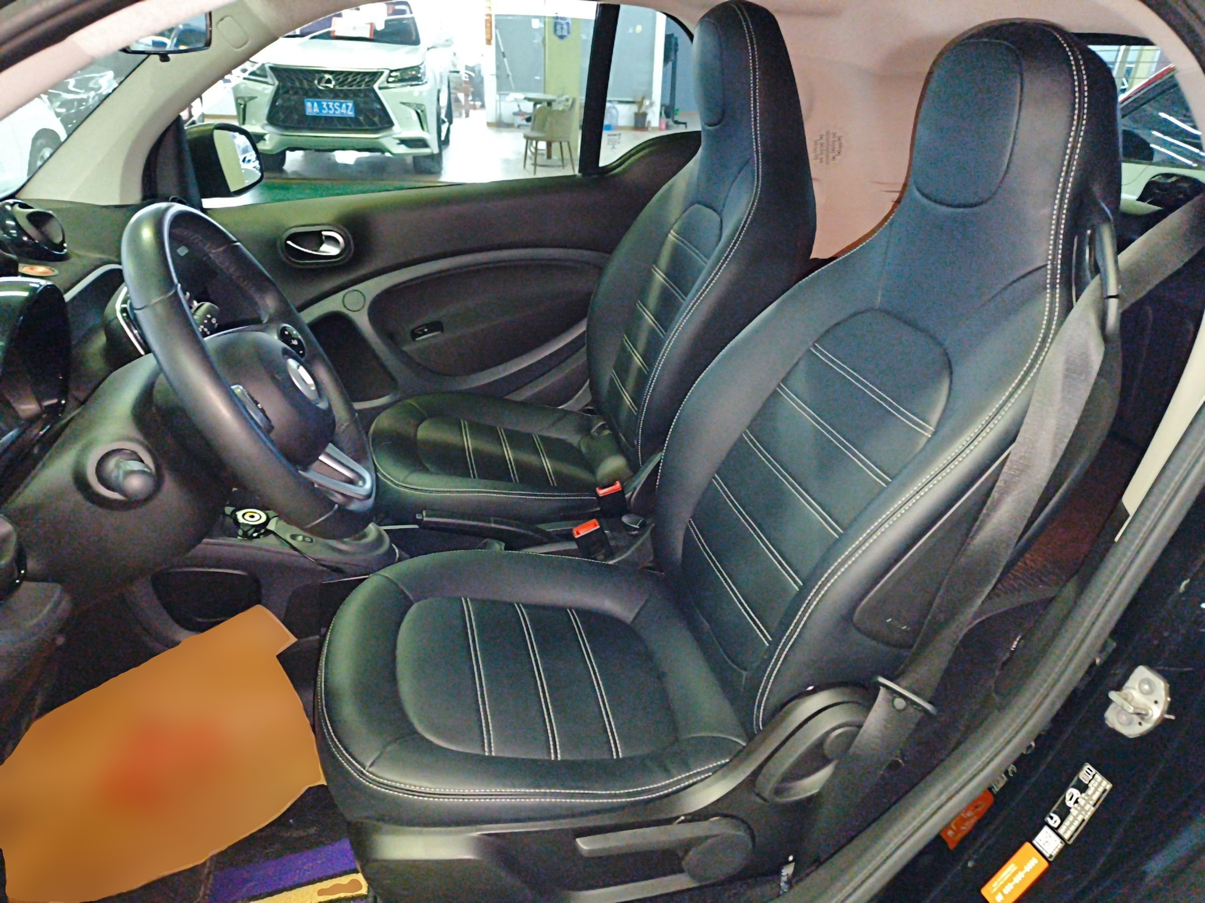 المقاعد الأمامية داخل السيارة