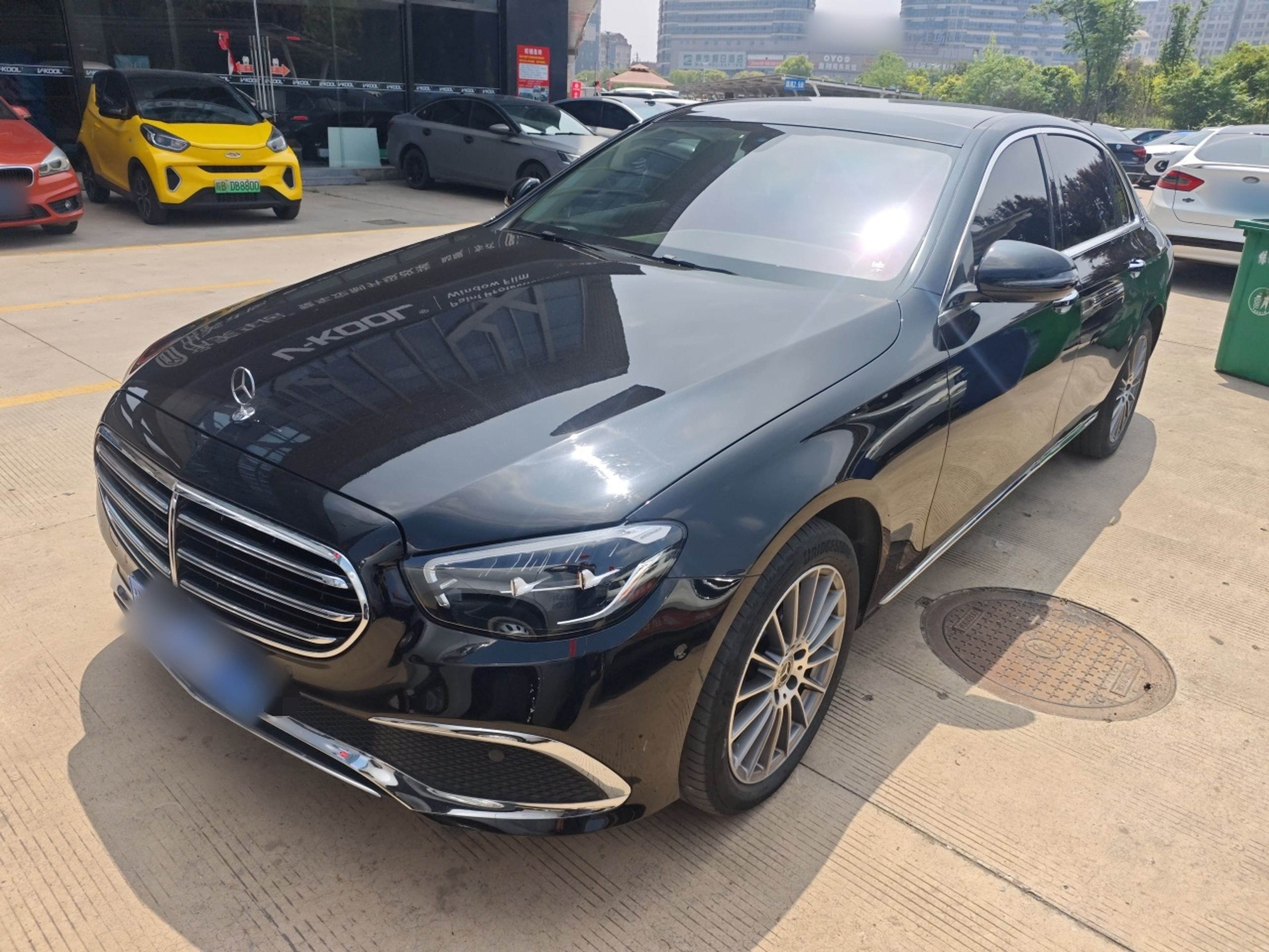 Под передней частью автомобиля