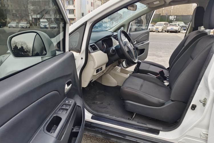 Used Venucia R50 2015 1.6L Manual Fashion Edition
