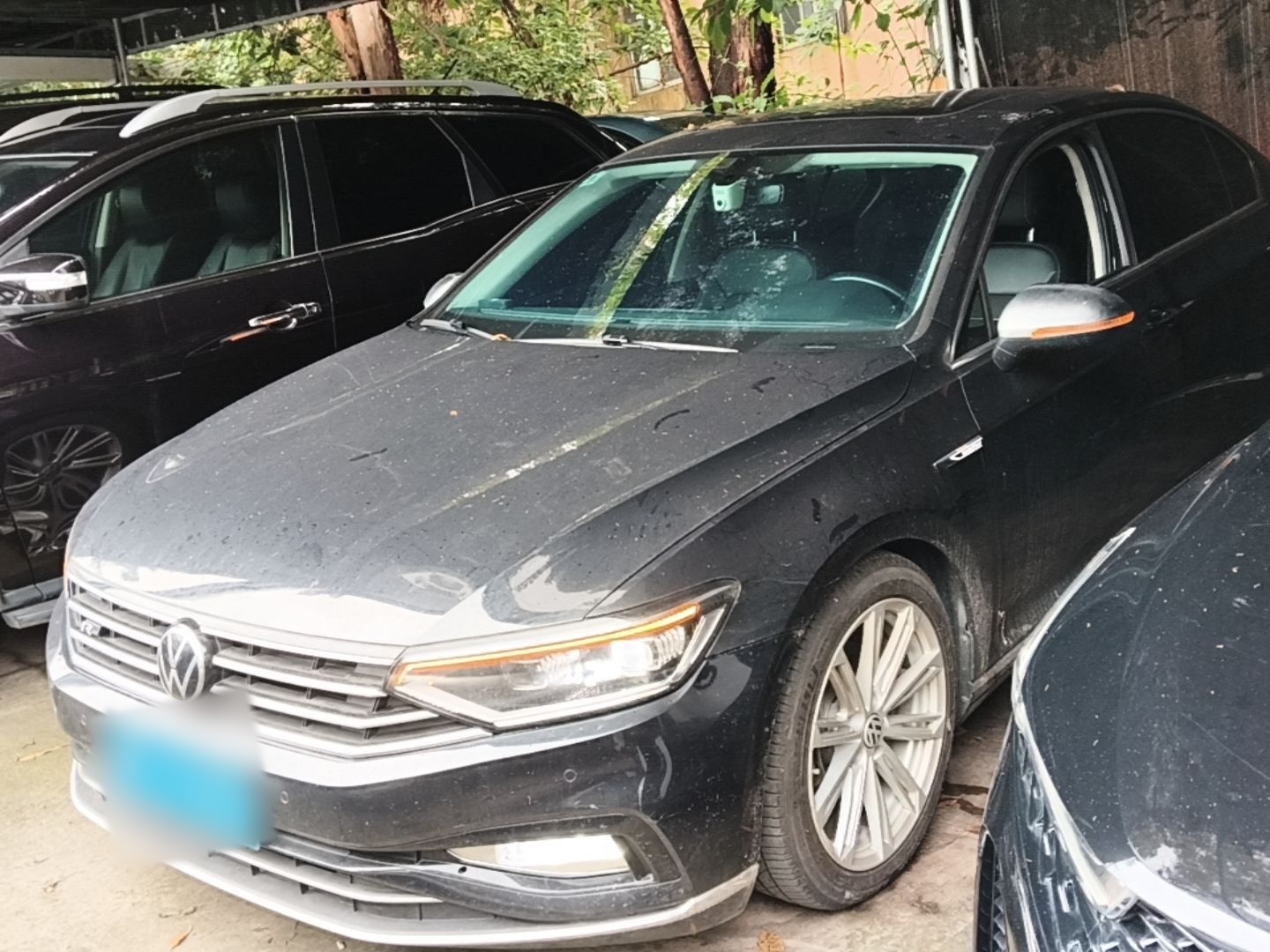 Под передней частью автомобиля