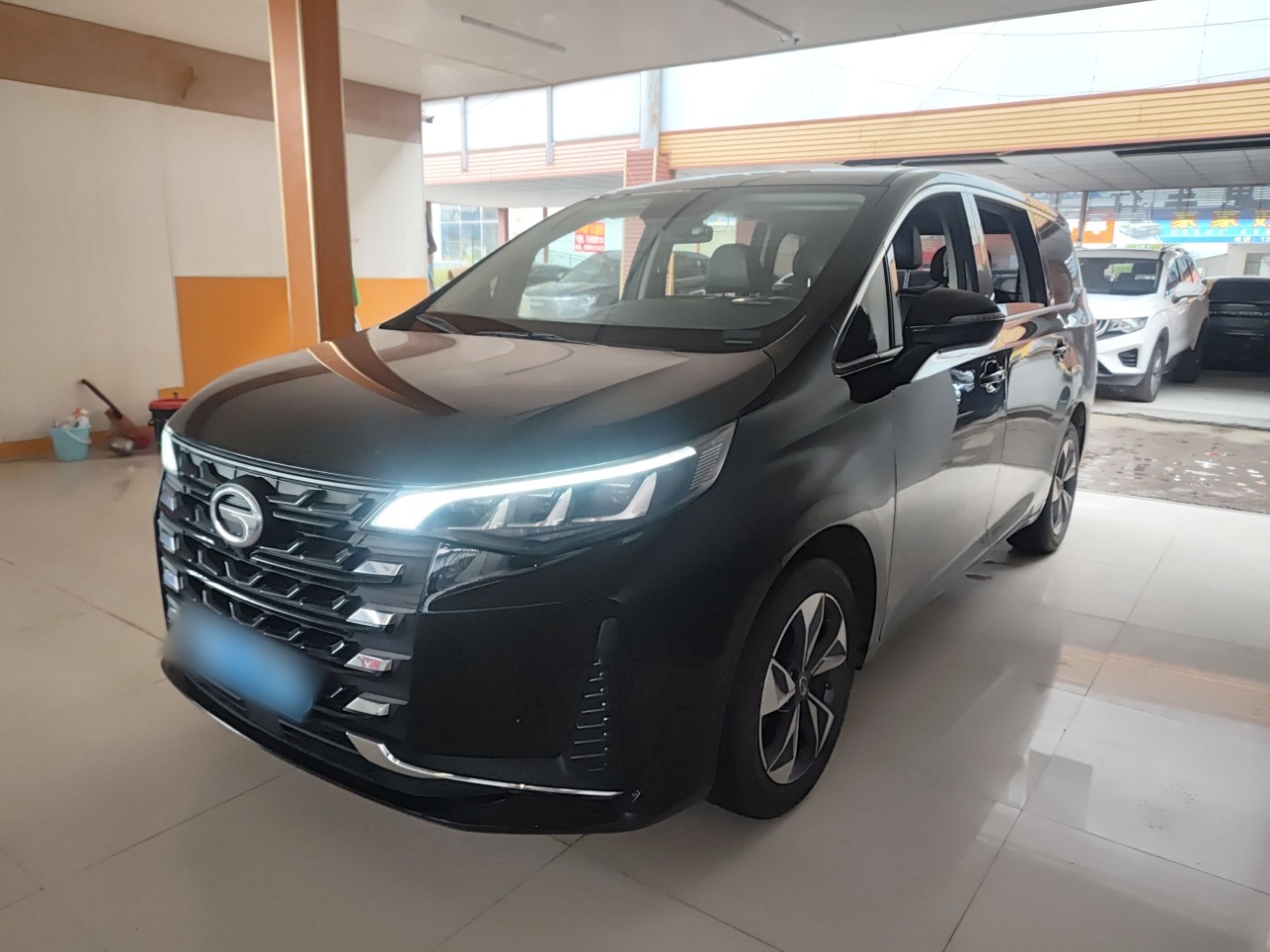 Под передней частью автомобиля