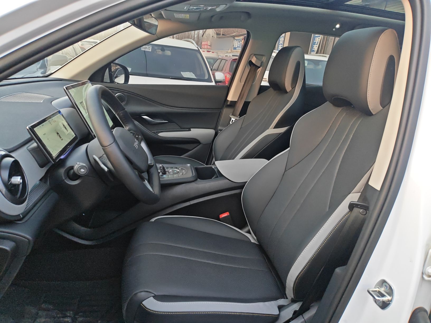 المقاعد الأمامية داخل السيارة