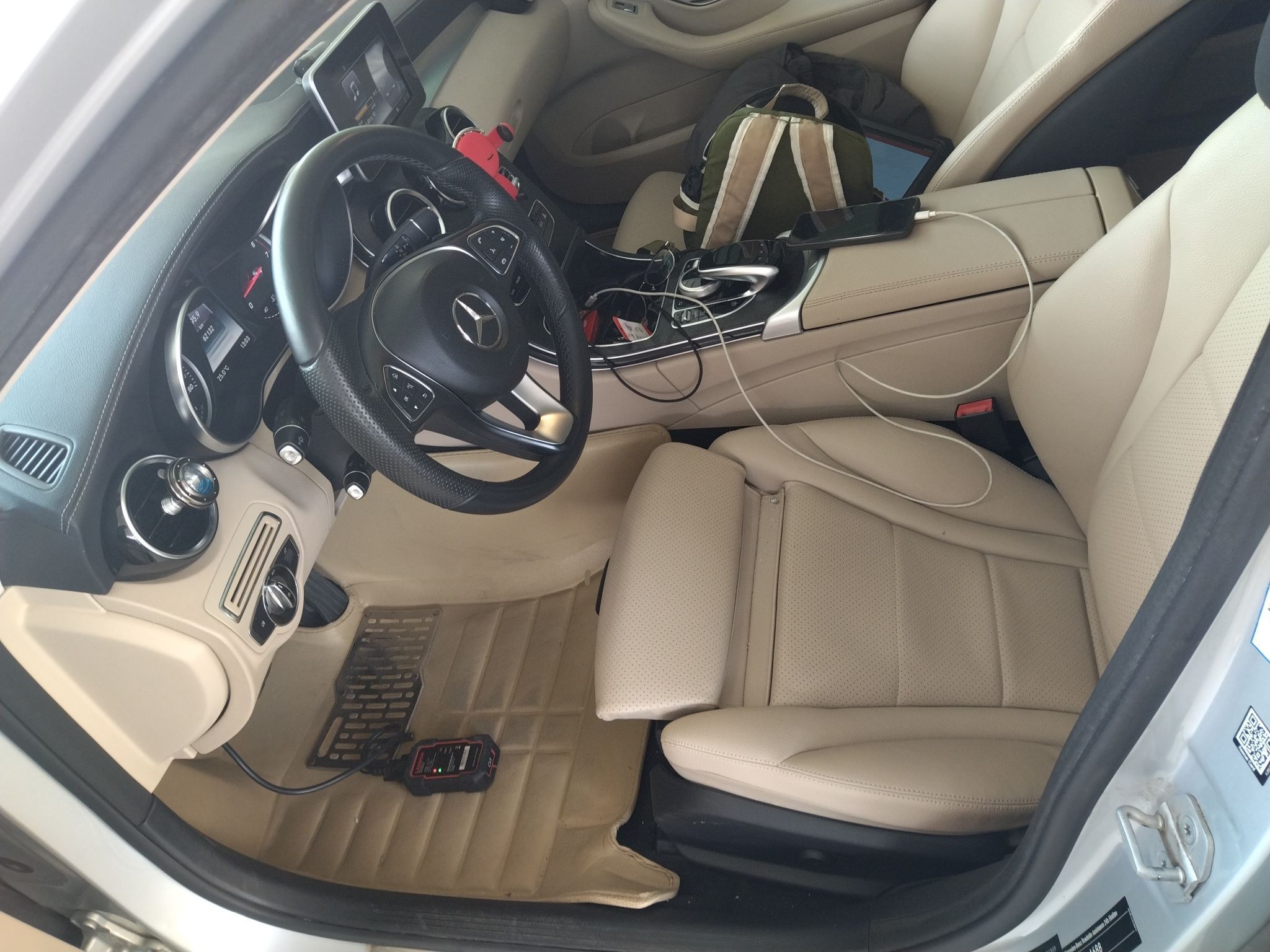 المقاعد الأمامية داخل السيارة