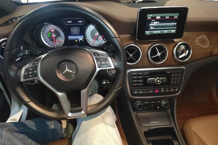 Used Mercedes-Benz GLA 2015 GLA 260 4MATIC Center Console