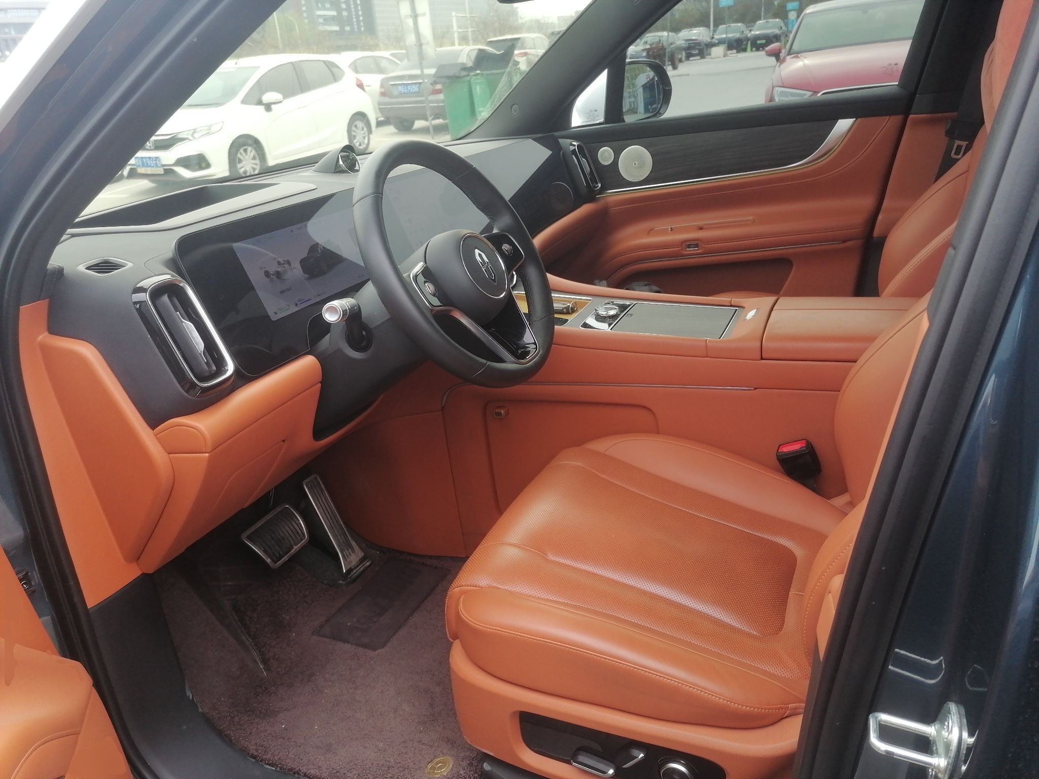 المقاعد الأمامية داخل السيارة