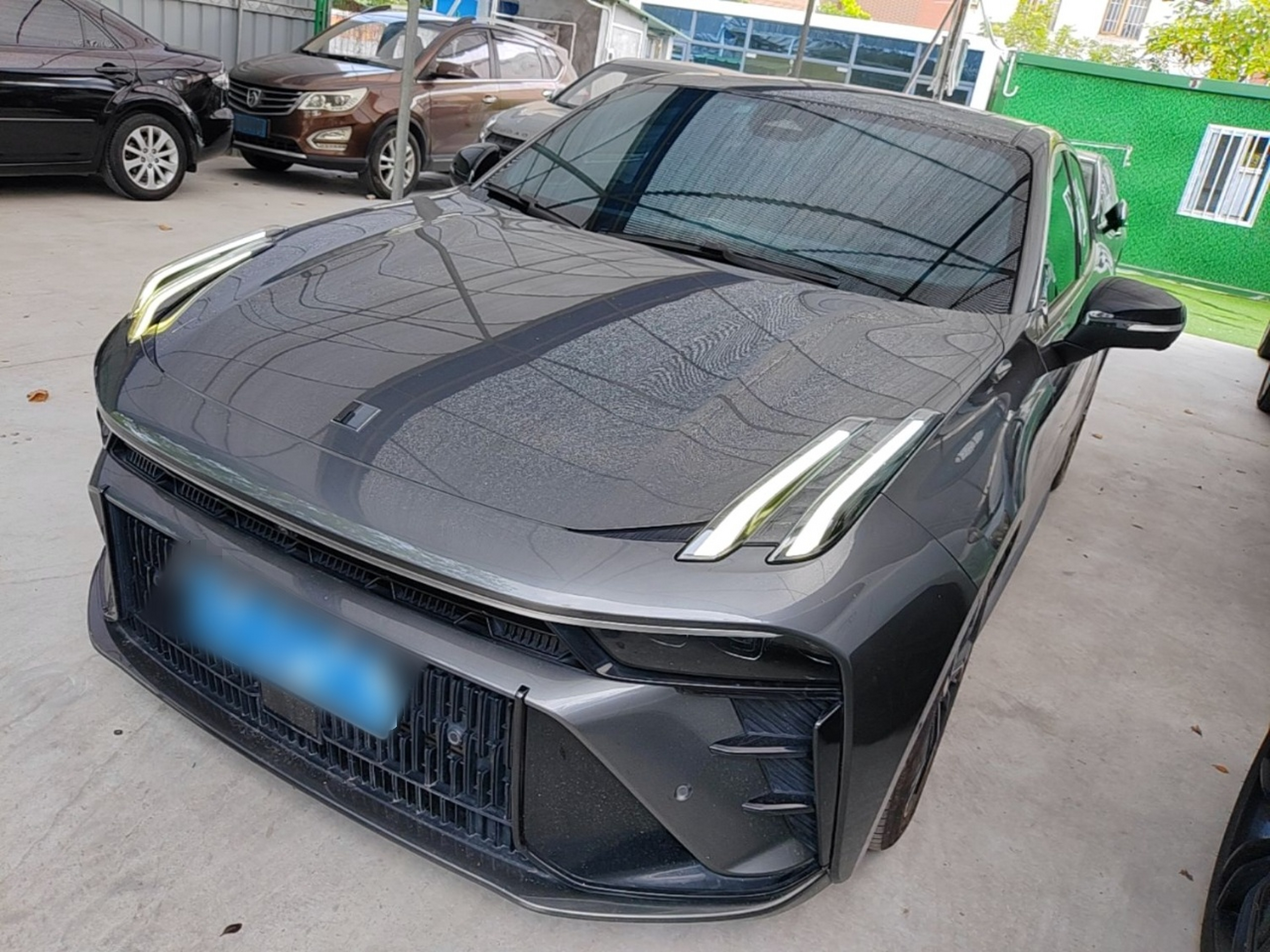 Под передней частью автомобиля