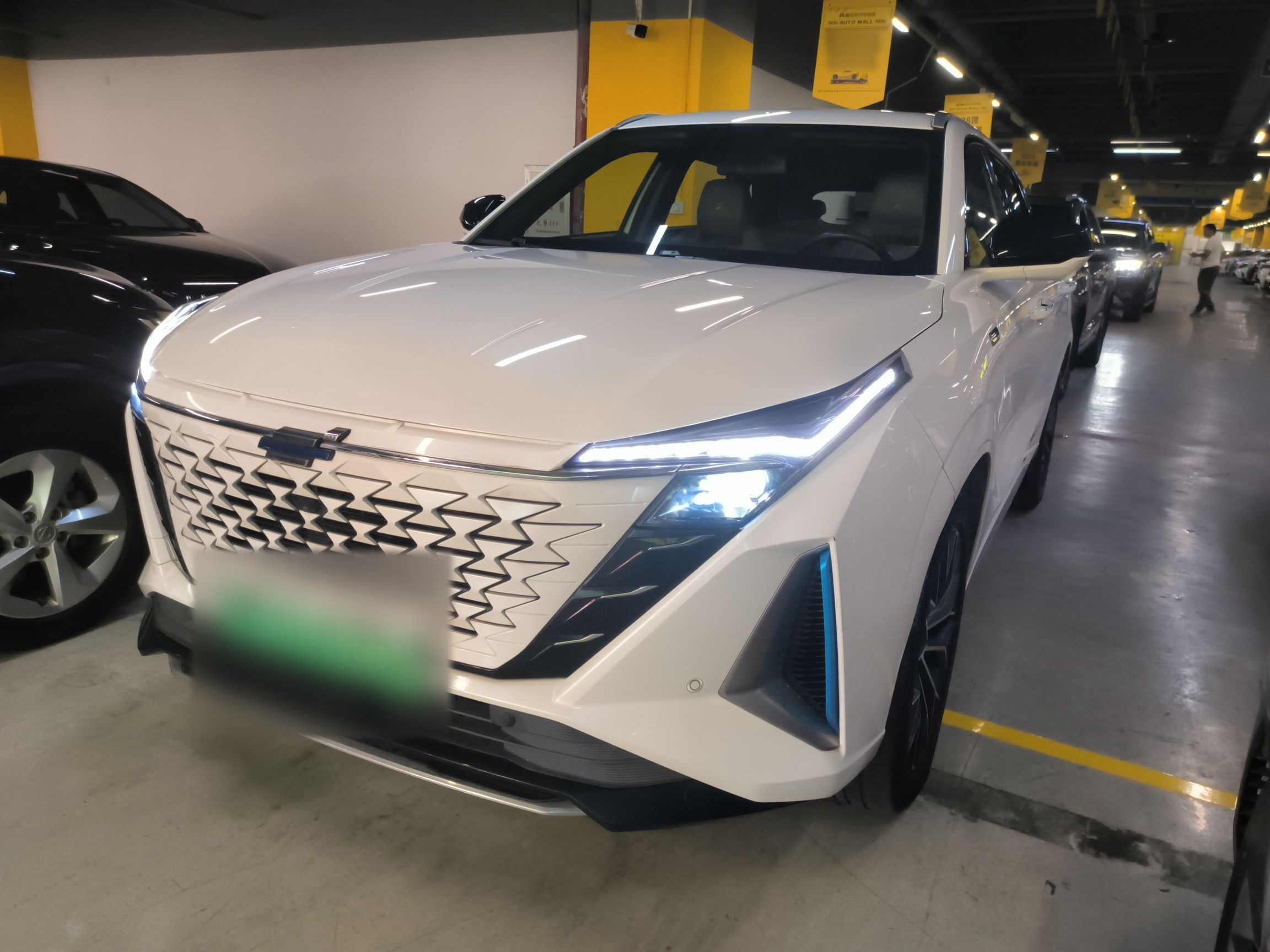 Под передней частью автомобиля