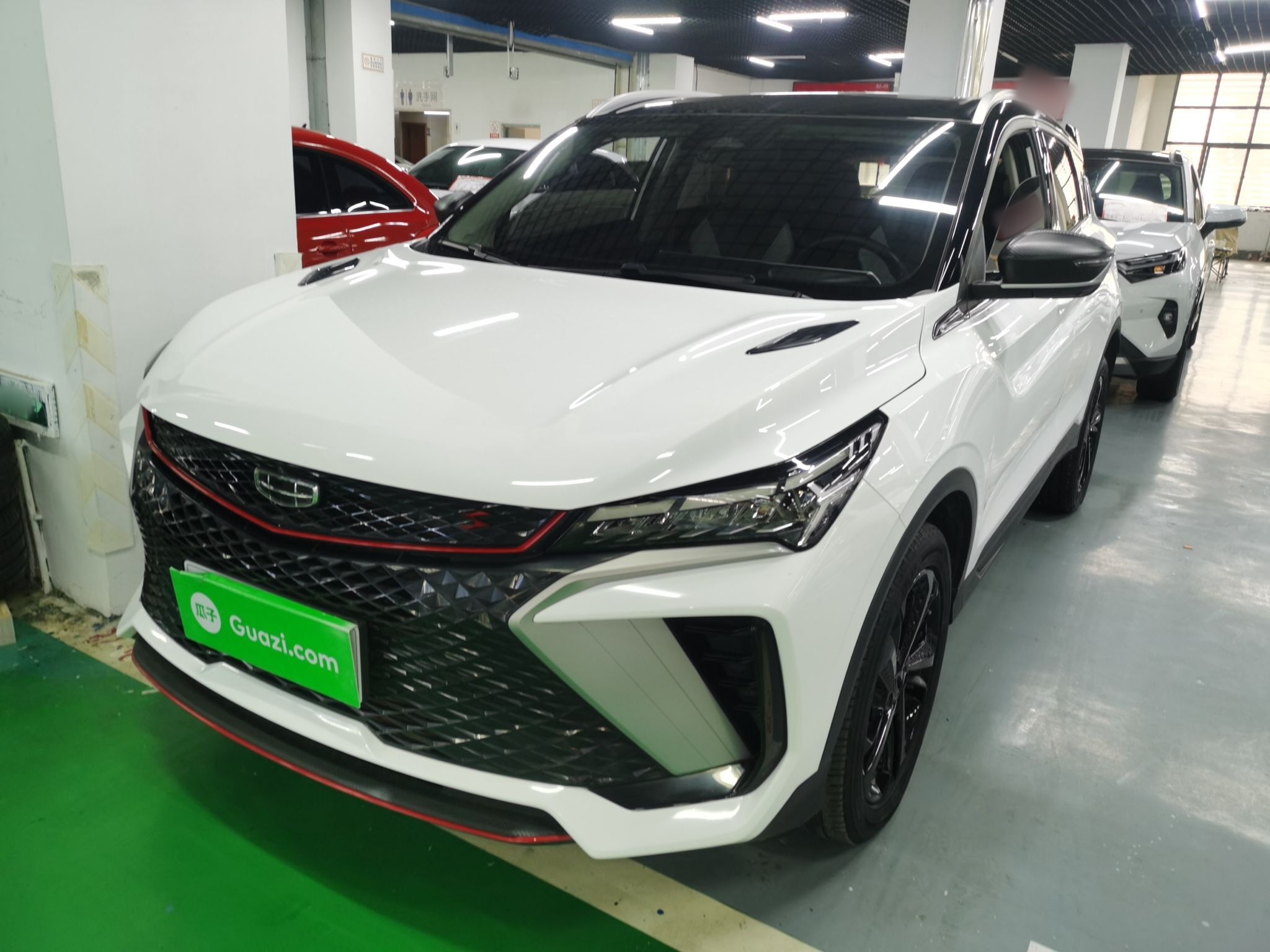 تحت مقدمة السيارة