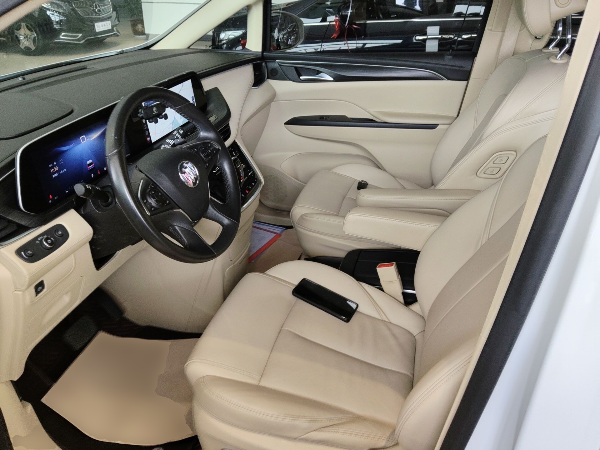 المقاعد الأمامية داخل السيارة