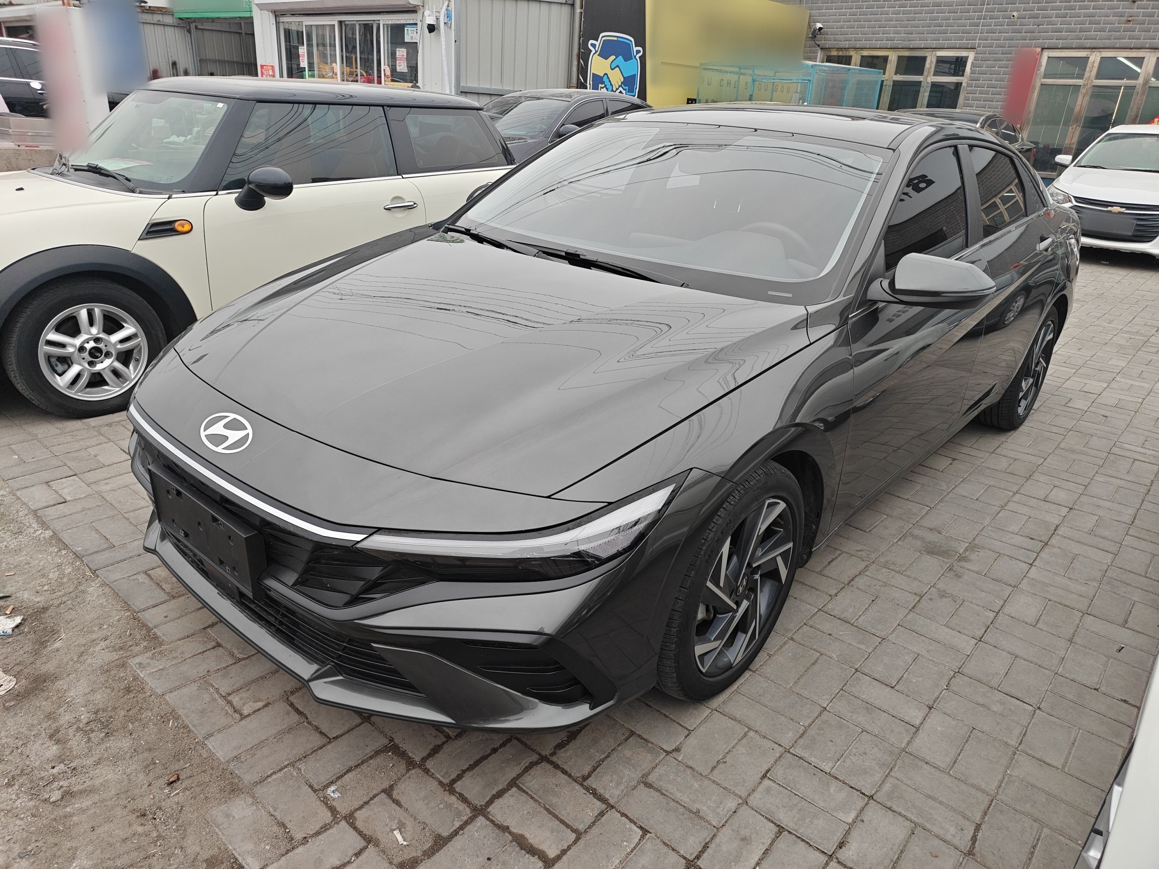 تحت مقدمة السيارة