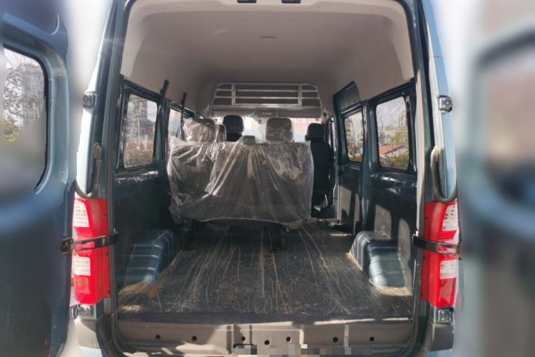 Used Foton Toano 2024 Tuyano Pro Multi-Function 2.0T Manual Rear-Drive Long Wheelbase Mid-Roof Design Single Rear Tire—Available in 5/6/7/9-Seater Configurations Trunk