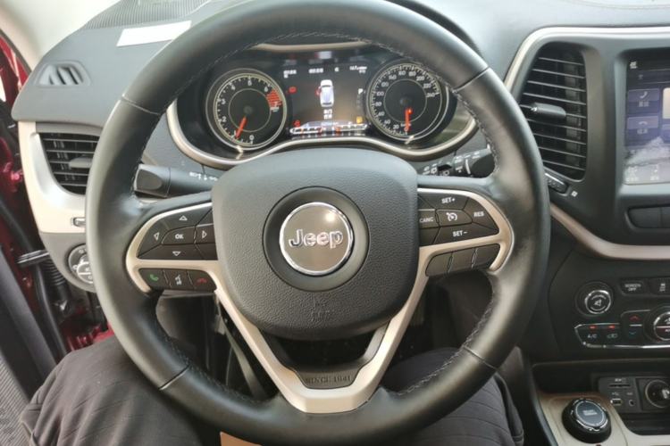 Used Jeep Cherokee 2016 2.4L Professional Smart Version Steering Wheel