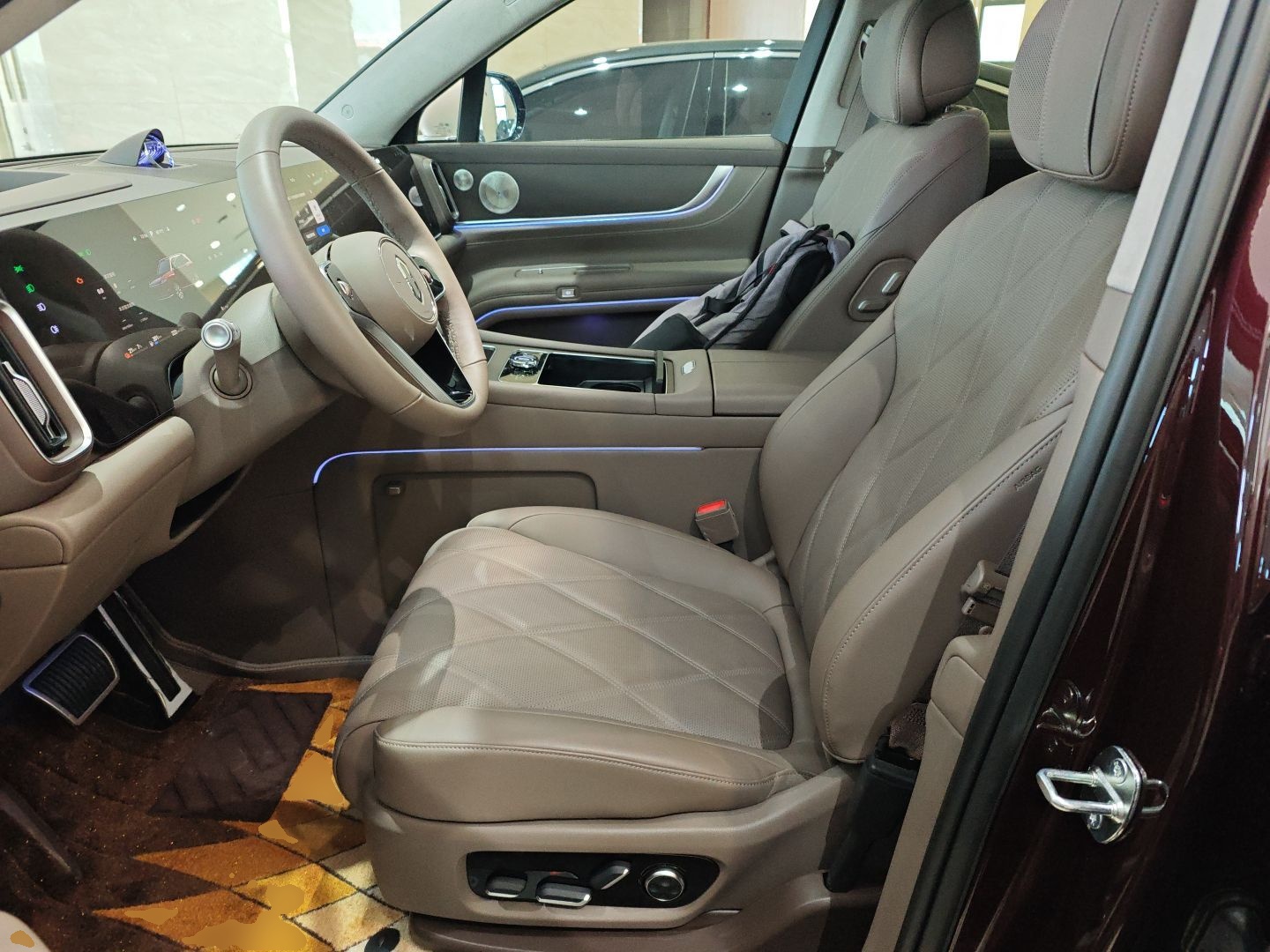 المقاعد الأمامية داخل السيارة