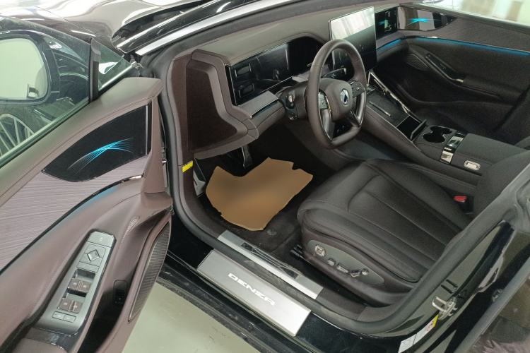 Used Denza Z9 2024 1100 km Four-Wheel Drive Max Version Driver Seat