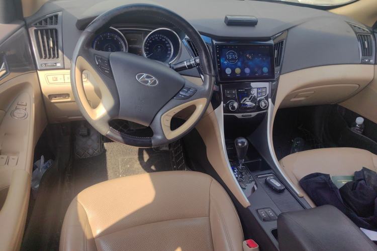 Used Hyundai Sonata 2011 2.0L Automatic Prestige Edition Center Console