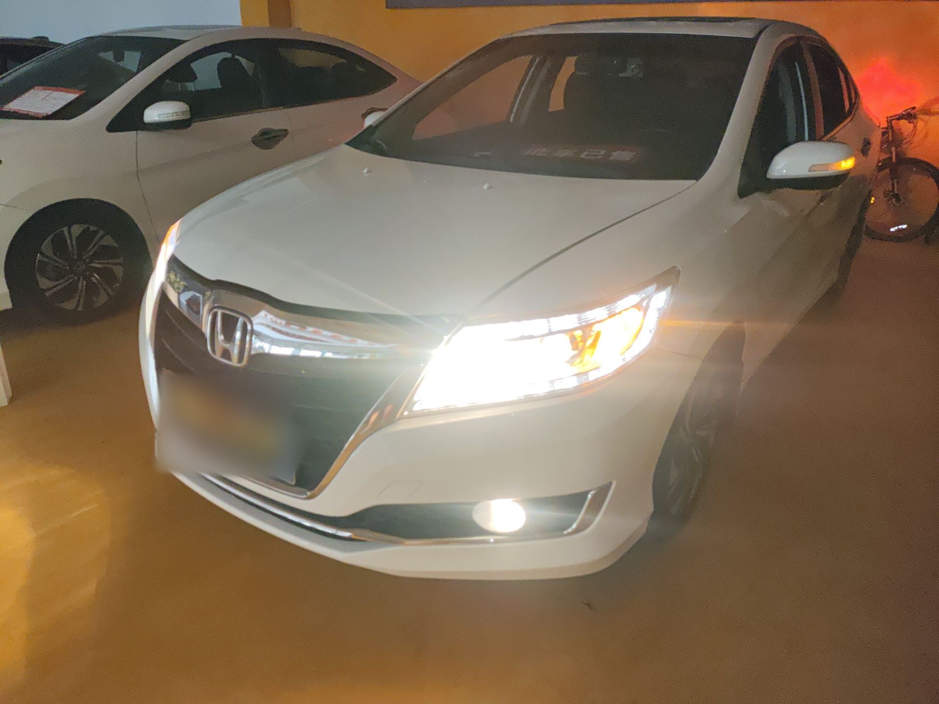 تحت مقدمة السيارة