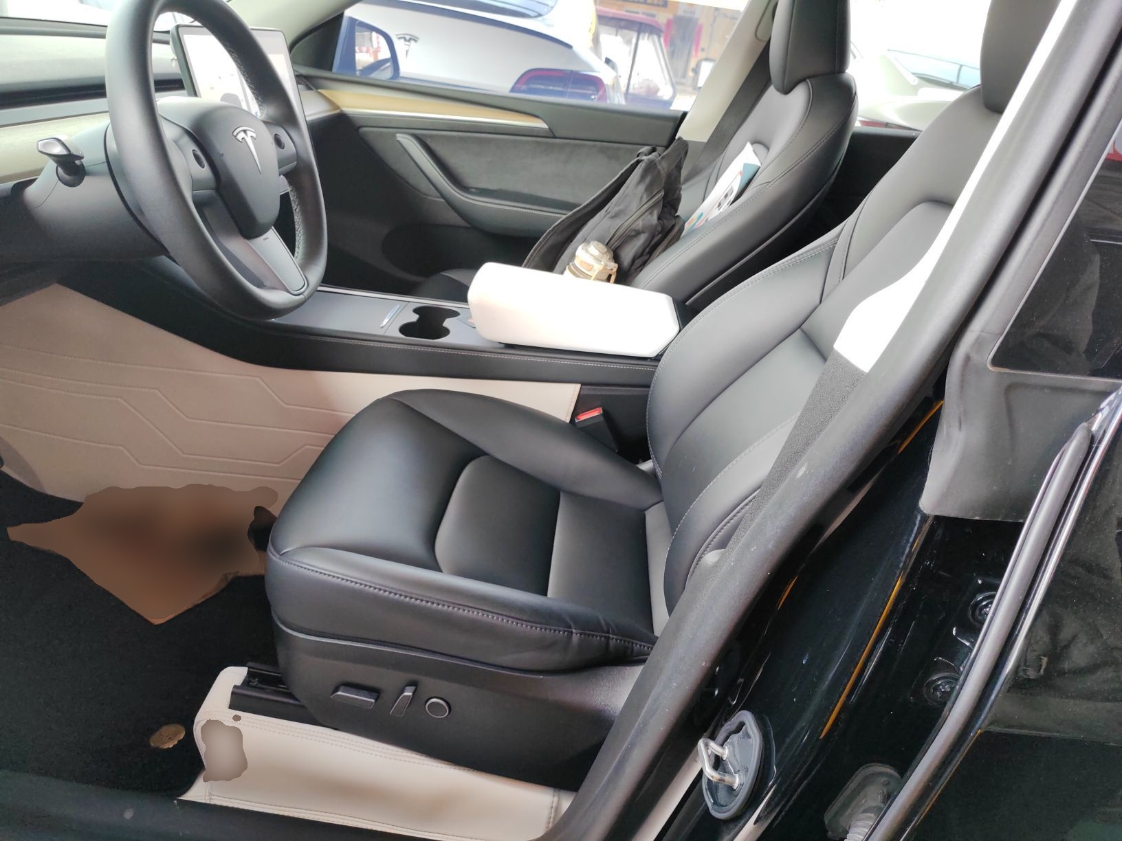 المقاعد الأمامية داخل السيارة