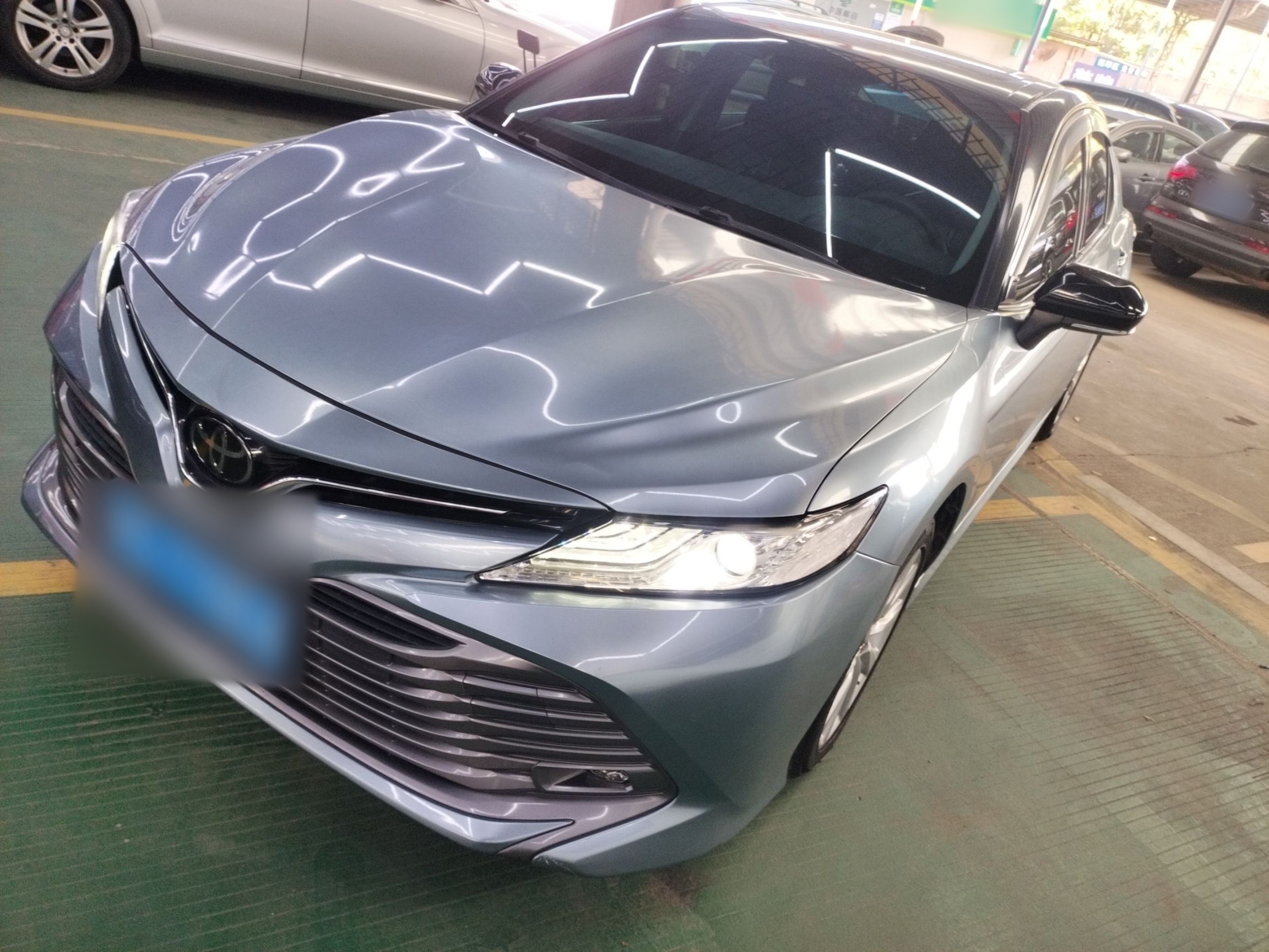 Под передней частью автомобиля