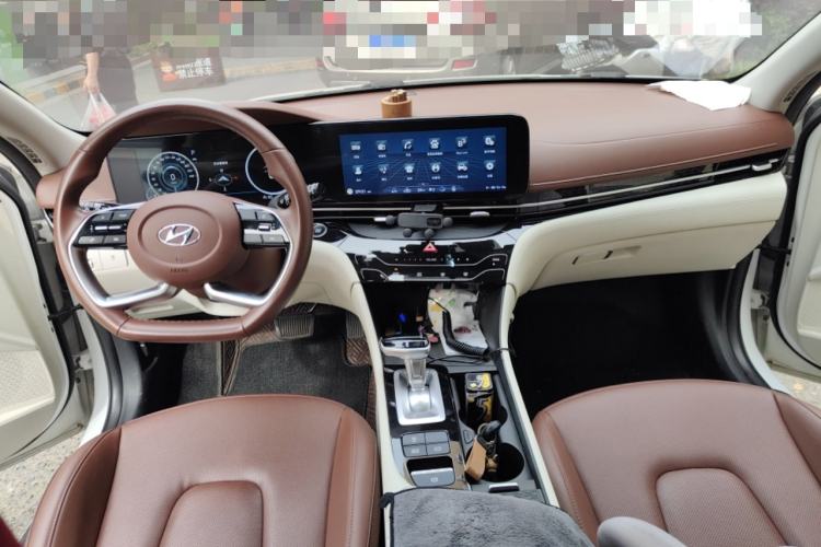 Used Hyundai Mistra 2021 1.8L CVT LUX Premium Edition Center Console