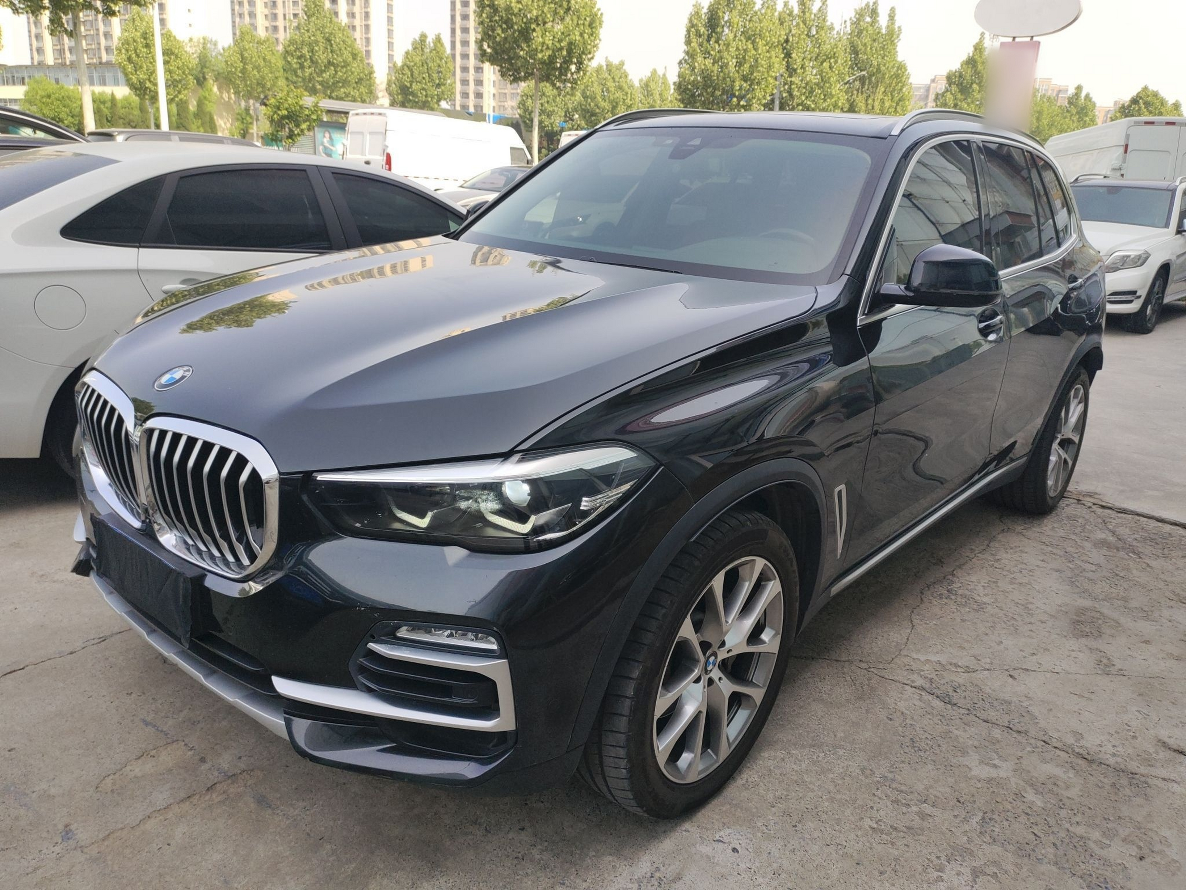 Под передней частью автомобиля