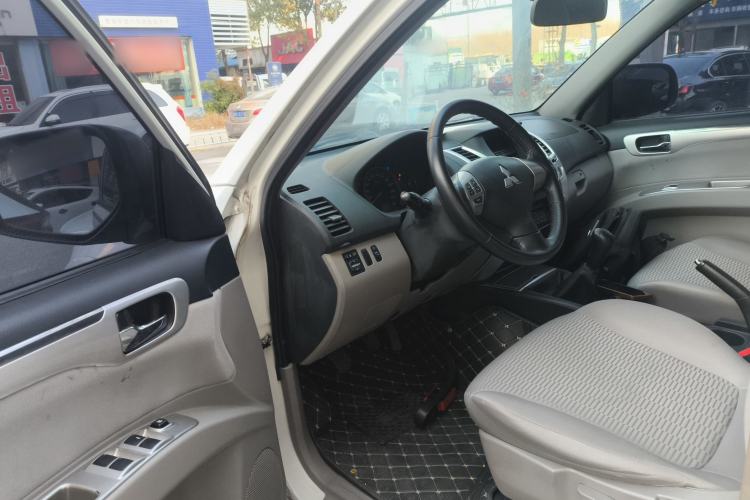 Used Mitsubishi Pajero Sport 2013 2.4L Manual Two-Wheel Drive Comfort Edition Interior 3