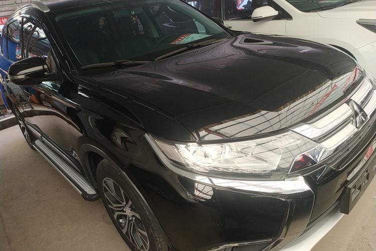 Used Mitsubishi Outlander 2017 2.0L Two-Wheel Drive Glory Edition 5 Seats Front Right 45 Deg