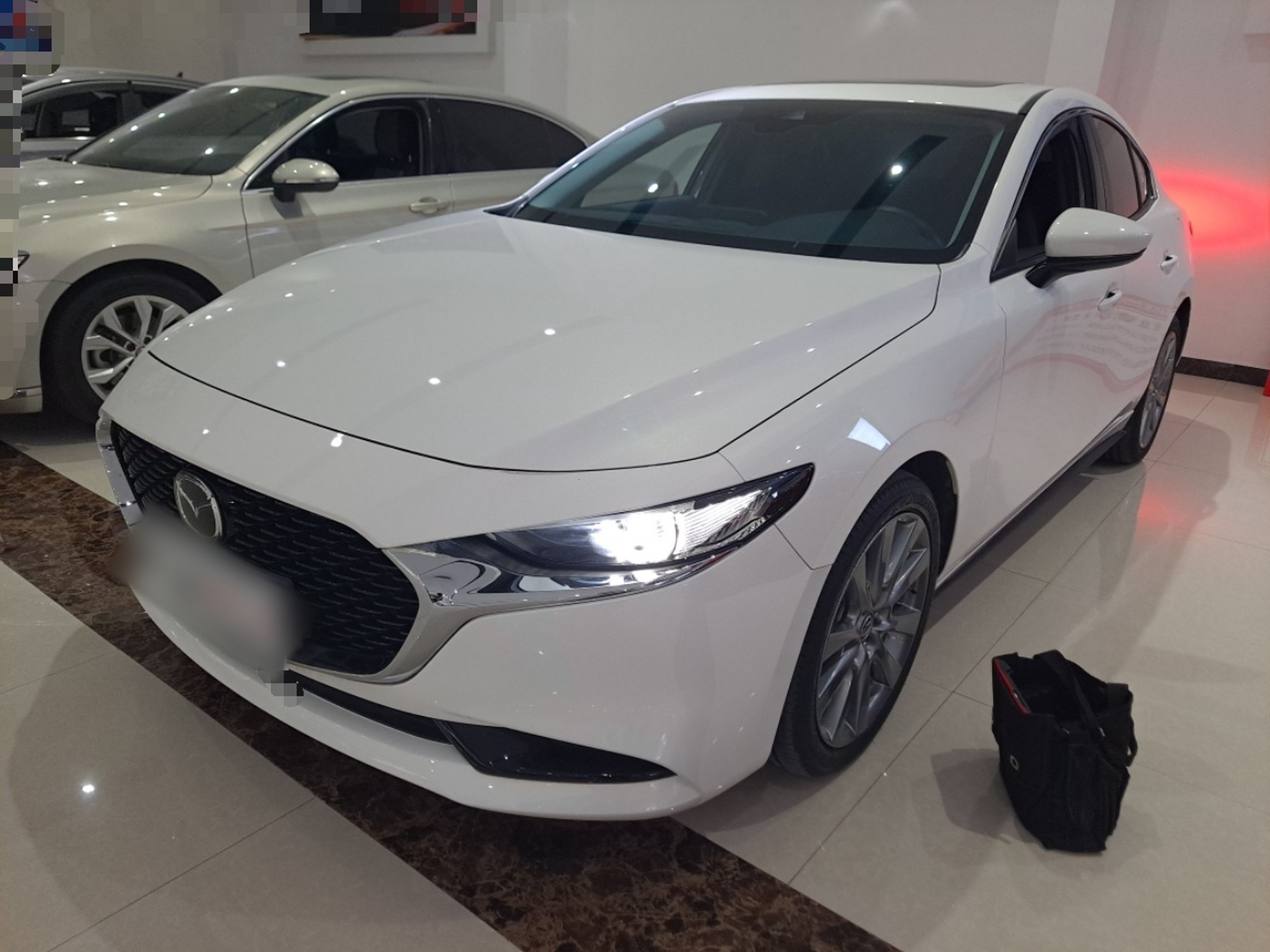 Под передней частью автомобиля