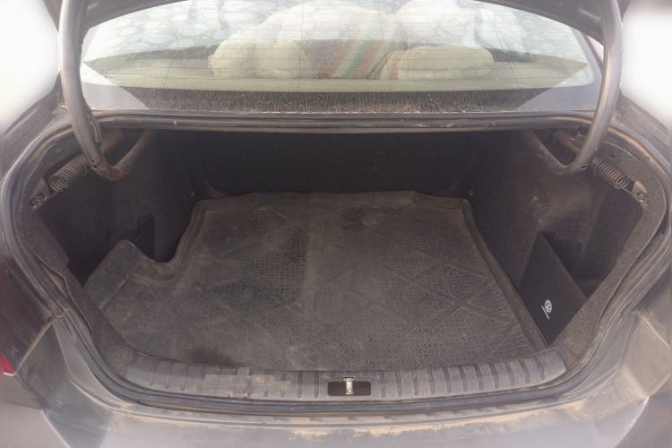 Used Volkswagen Bora 2013 1.6L Manual Fashion Edition Trunk