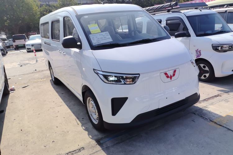 Used Wuling Yangguang 2024 300KM Comfort Version Passenger Van 75kW Exterior 1