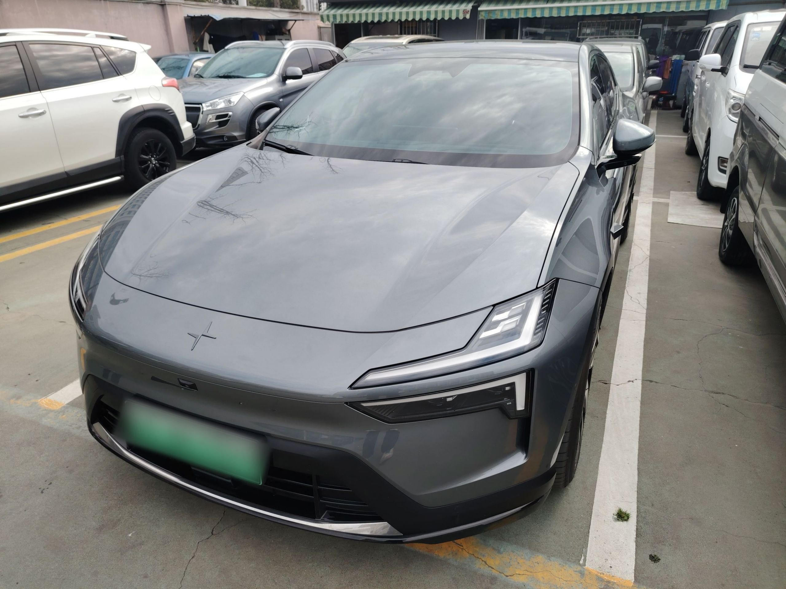 تحت مقدمة السيارة