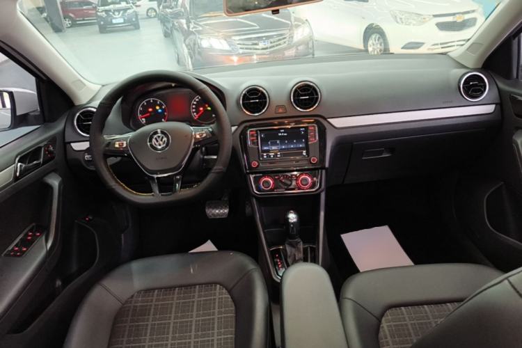 Used Volkswagen Jetta 2019 Dream Edition 1.5L Automatic Comfort Version Center Console