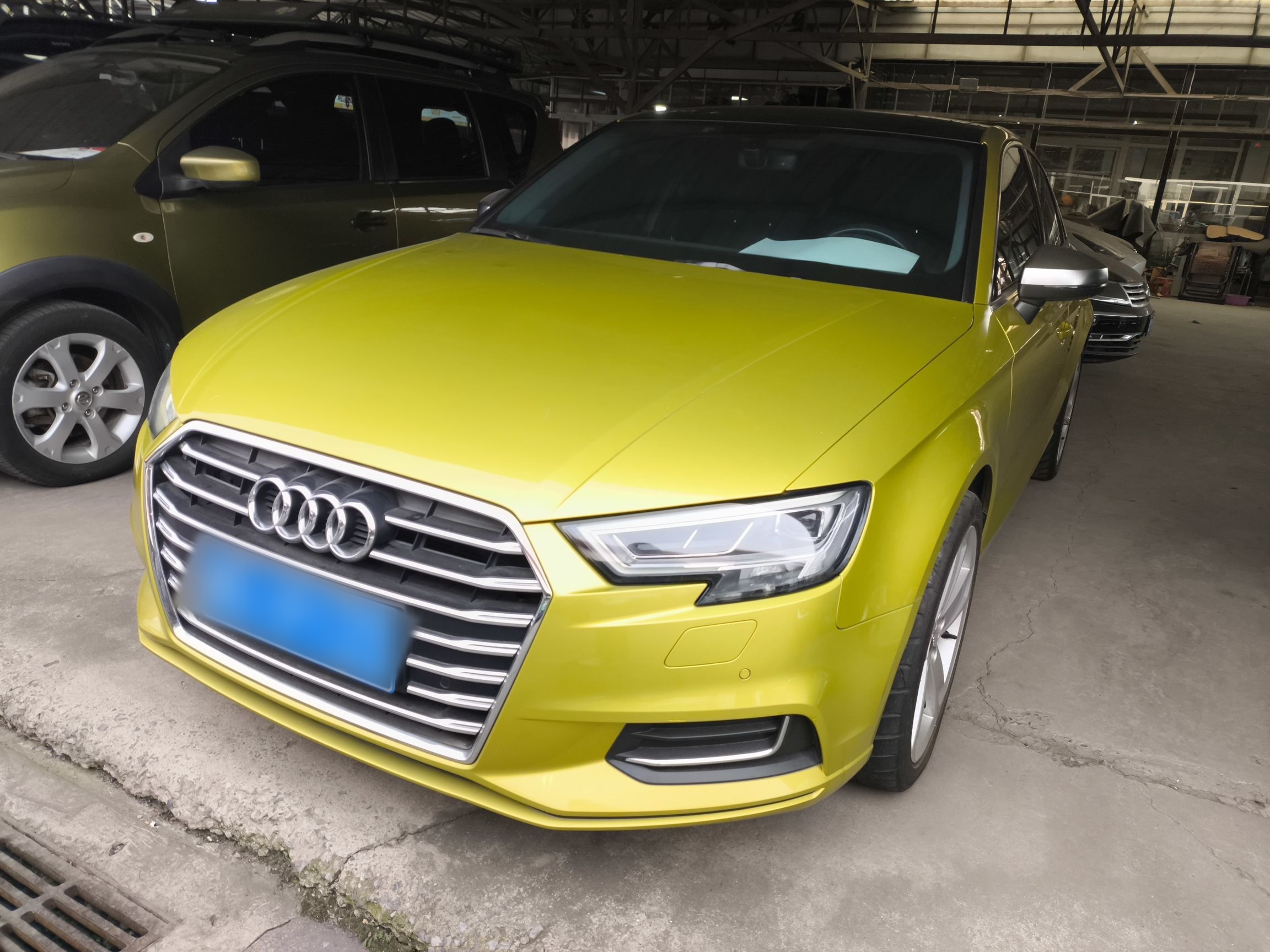 تحت مقدمة السيارة