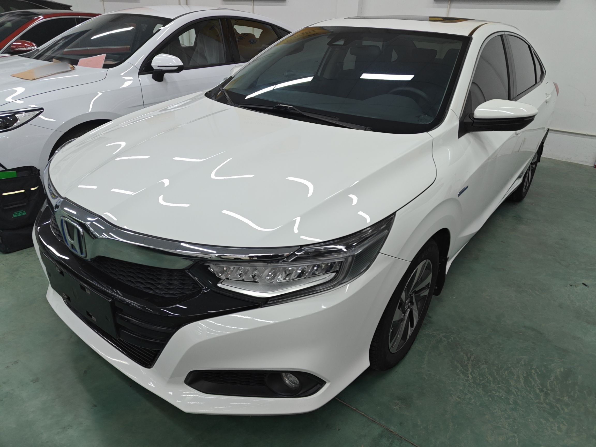 Под передней частью автомобиля