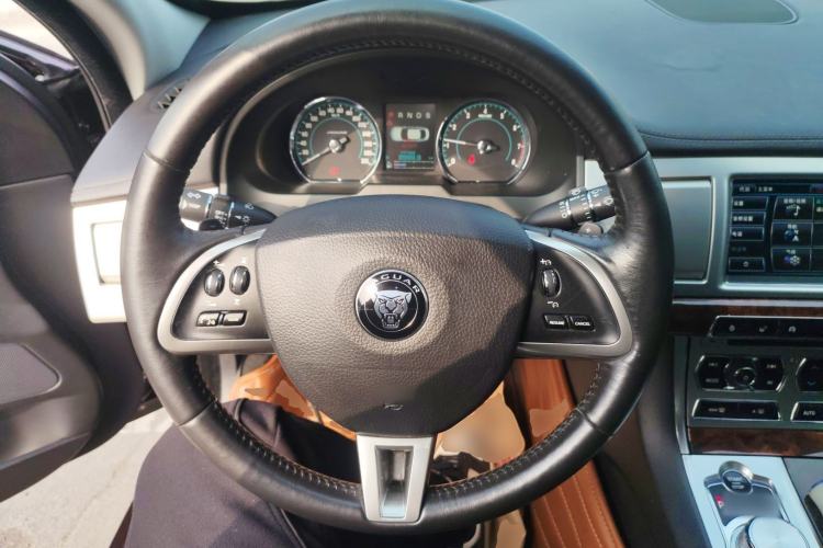Used Jaguar XF 2015 XF 2.0T Luxury Edition Steering Wheel
