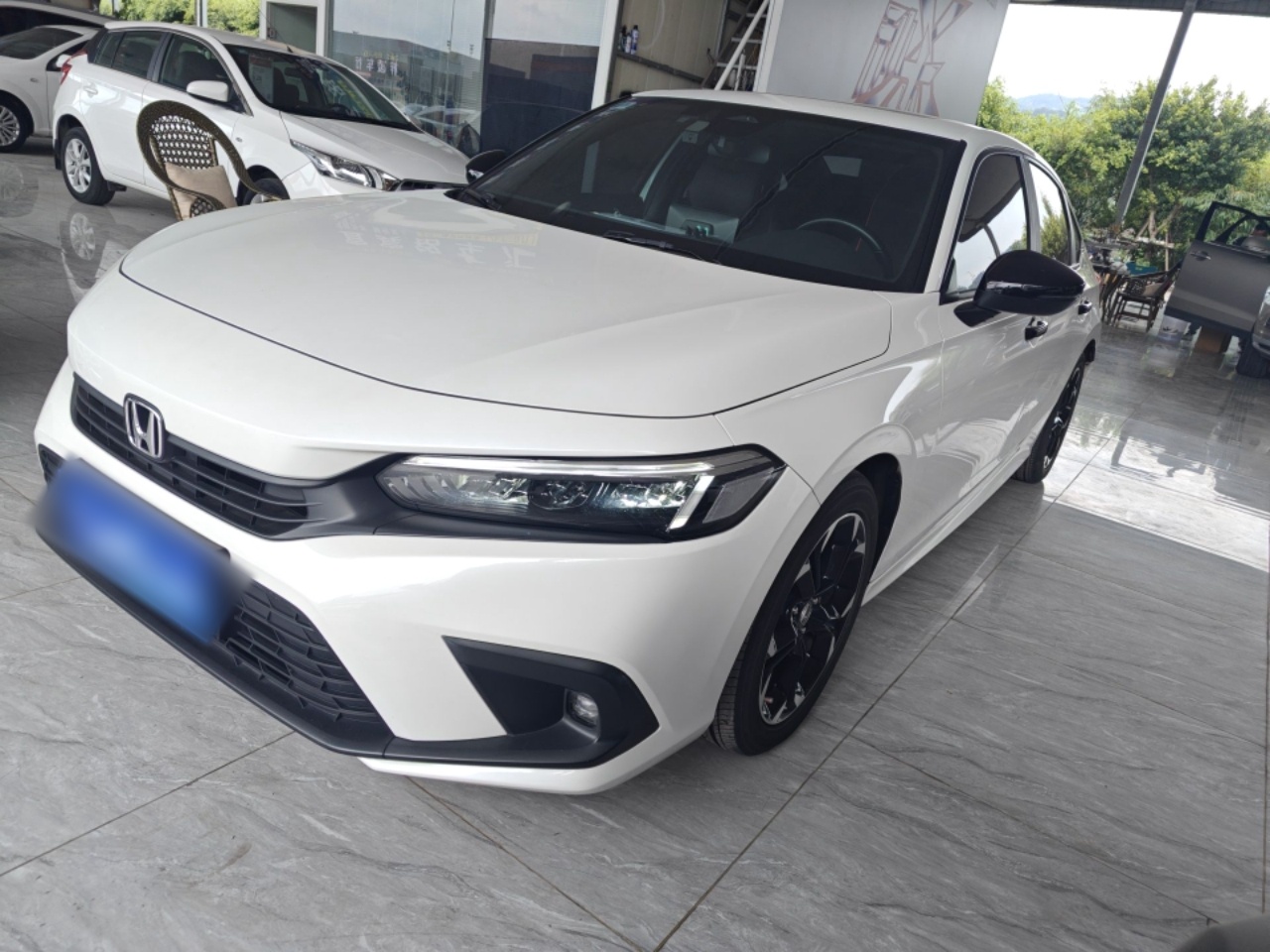 تحت مقدمة السيارة