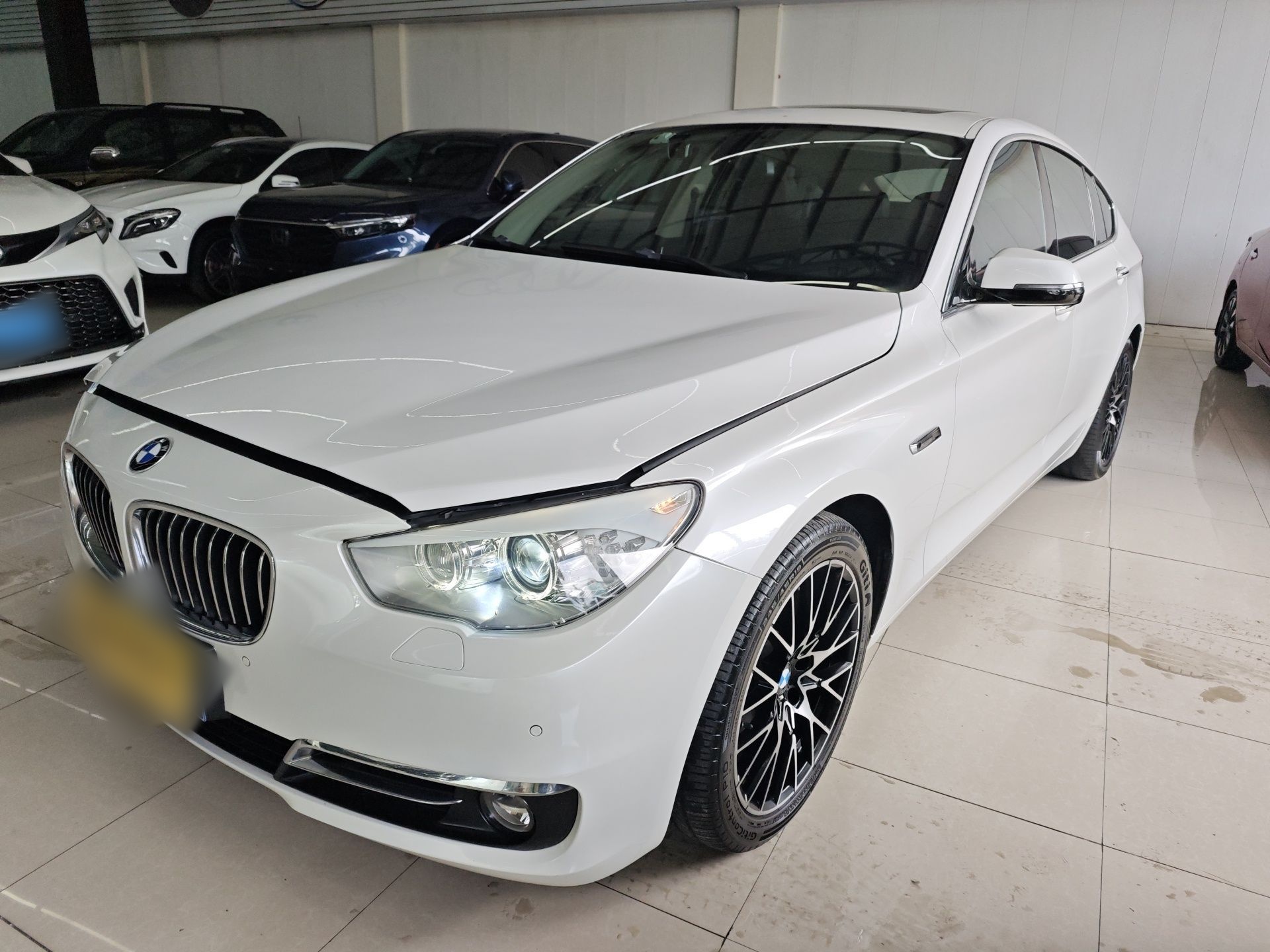 تحت مقدمة السيارة