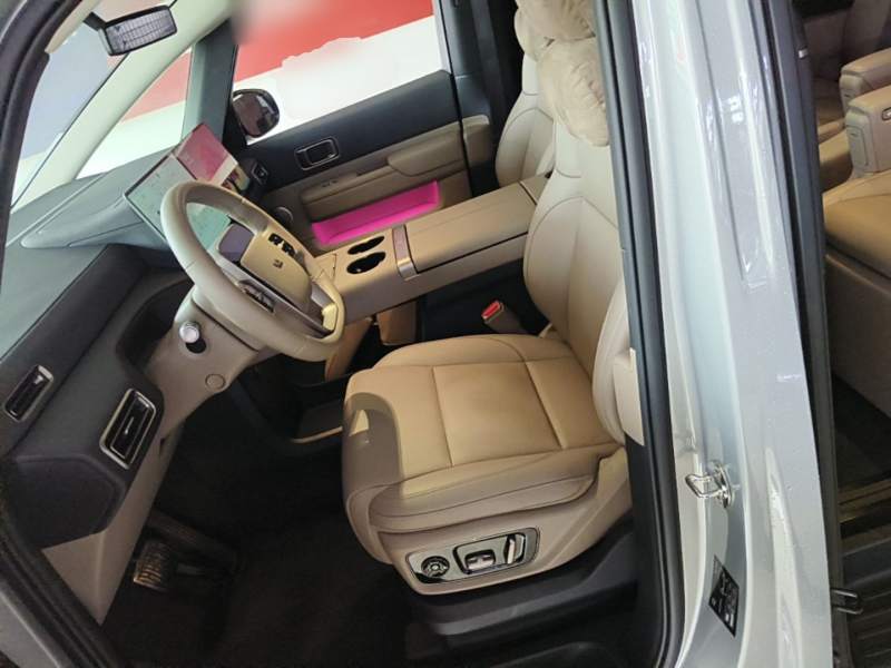 Used Li Auto MEGA 2025 Home Family Special Edition — 14